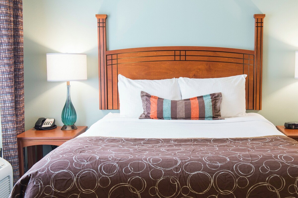 Phòng Suite, 1 phòng ngủ, bếp (1 Queen, Living, Dining) | Bộ đồ giường cao cấp, két bảo mật tại phòng, bàn 