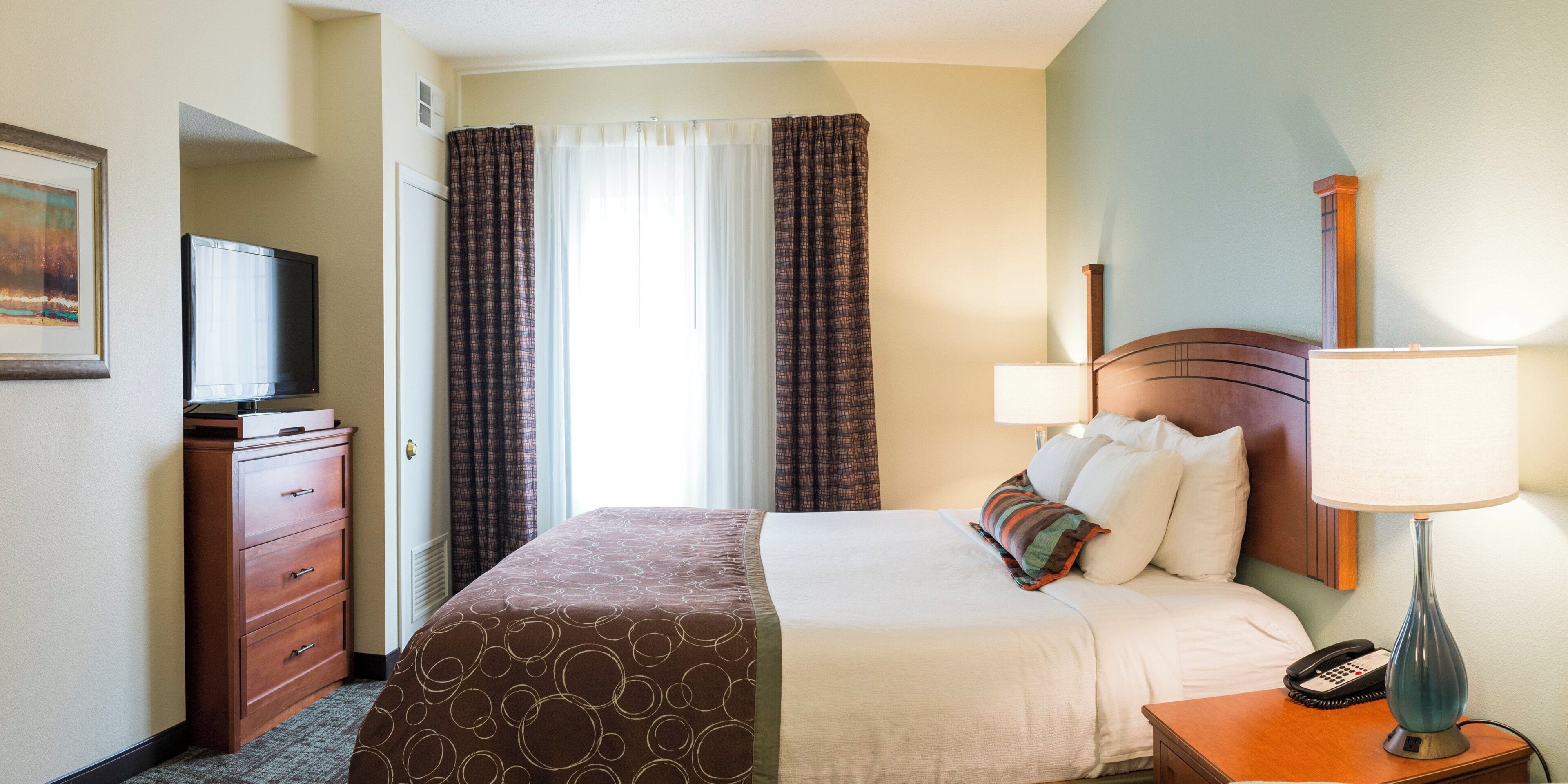 Suite, 1 Bedroom, Kitchen (1 King, Living, Dining)