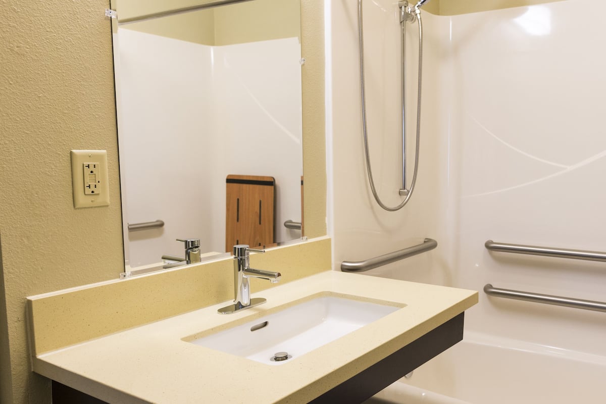 Combined shower/bathtub, hair dryer, towels