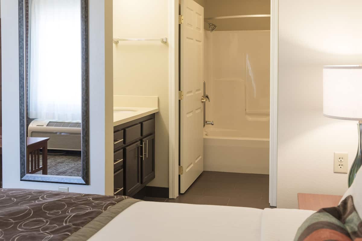 1 slaapkamer, luxe beddengoed, een kluis op de kamer, een bureau