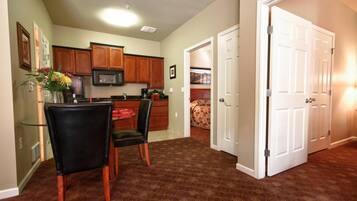 Coffee/tea maker, full-size fridge, microwave, stovetop