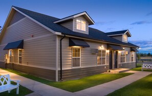 Front of property – evening/night - Stratford Suites (Airway Heights)