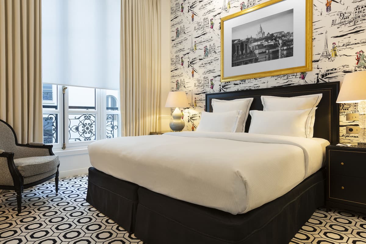 Bộ đồ giường cao cấp, minibar, két bảo mật tại phòng 