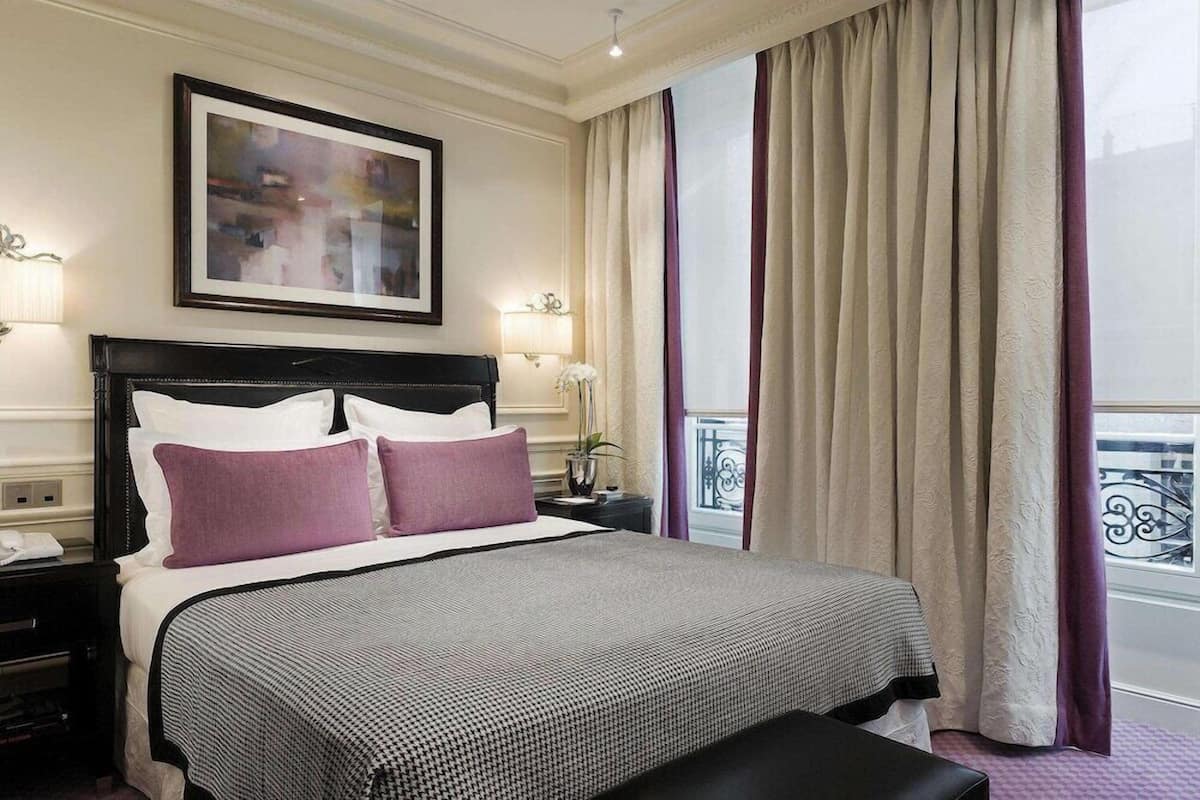 Bộ đồ giường cao cấp, minibar, két bảo mật tại phòng 