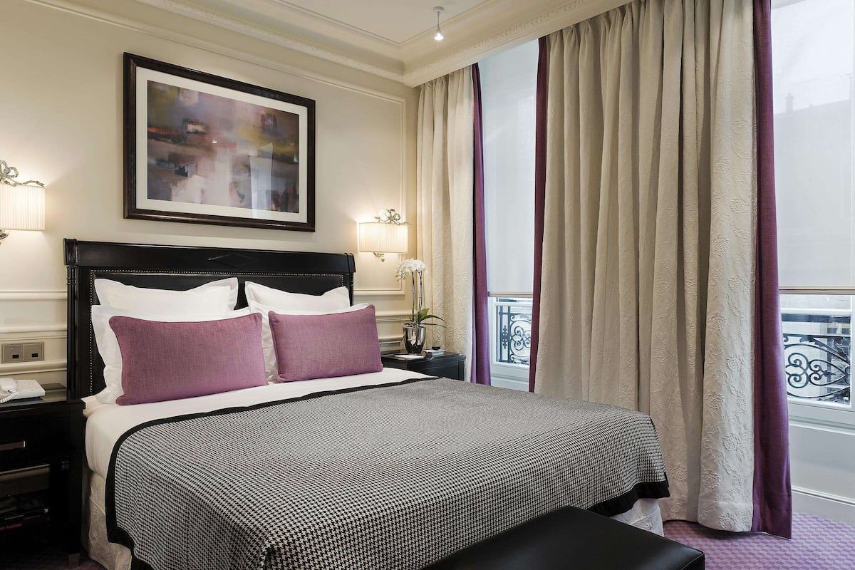 Chambre Double Standard, 1 grand lit, baignoire