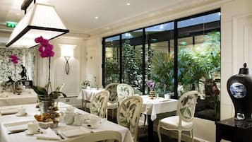 Colazione a buffet, servita tutte le mattine (22 EUR a persona)
