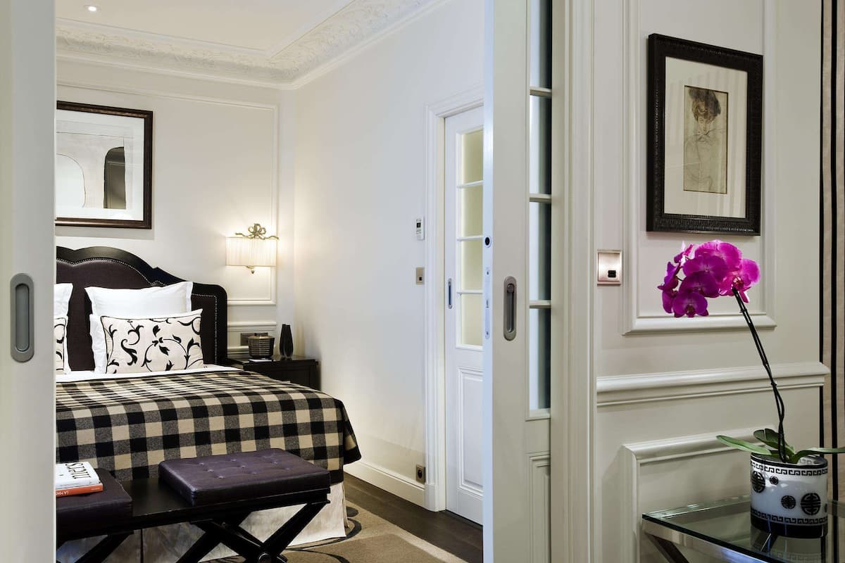 Deluxe Suite with Terrace and Eiffel Tower view (King bed 180cm and sofa bed) | Bộ đồ giường cao cấp, minibar, két bảo mật tại phòng 