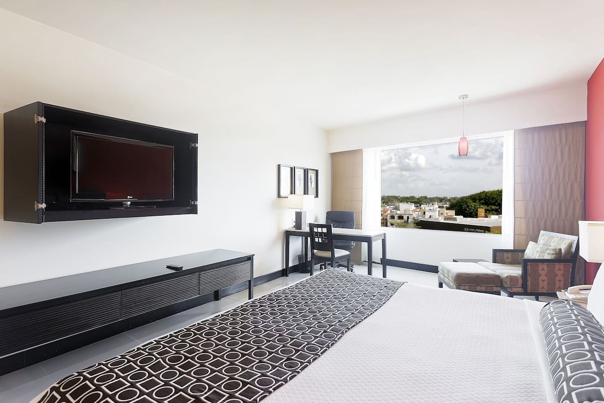 Standard Room | Premium bedding, minibar, in-room safe, desk