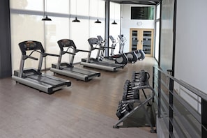 A gym with treadmills, elliptical machines, and a weight bench. - Crowne Plaza Villahermosa by IHG (Villahermosa)