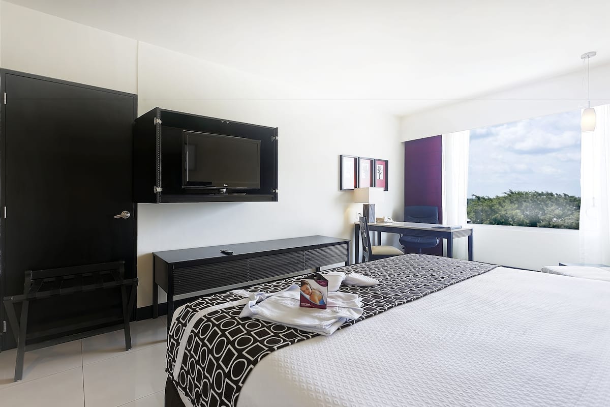 Standard Room, 1 King Bed, Club Lounge Access | Premium bedding, minibar, in-room safe, desk