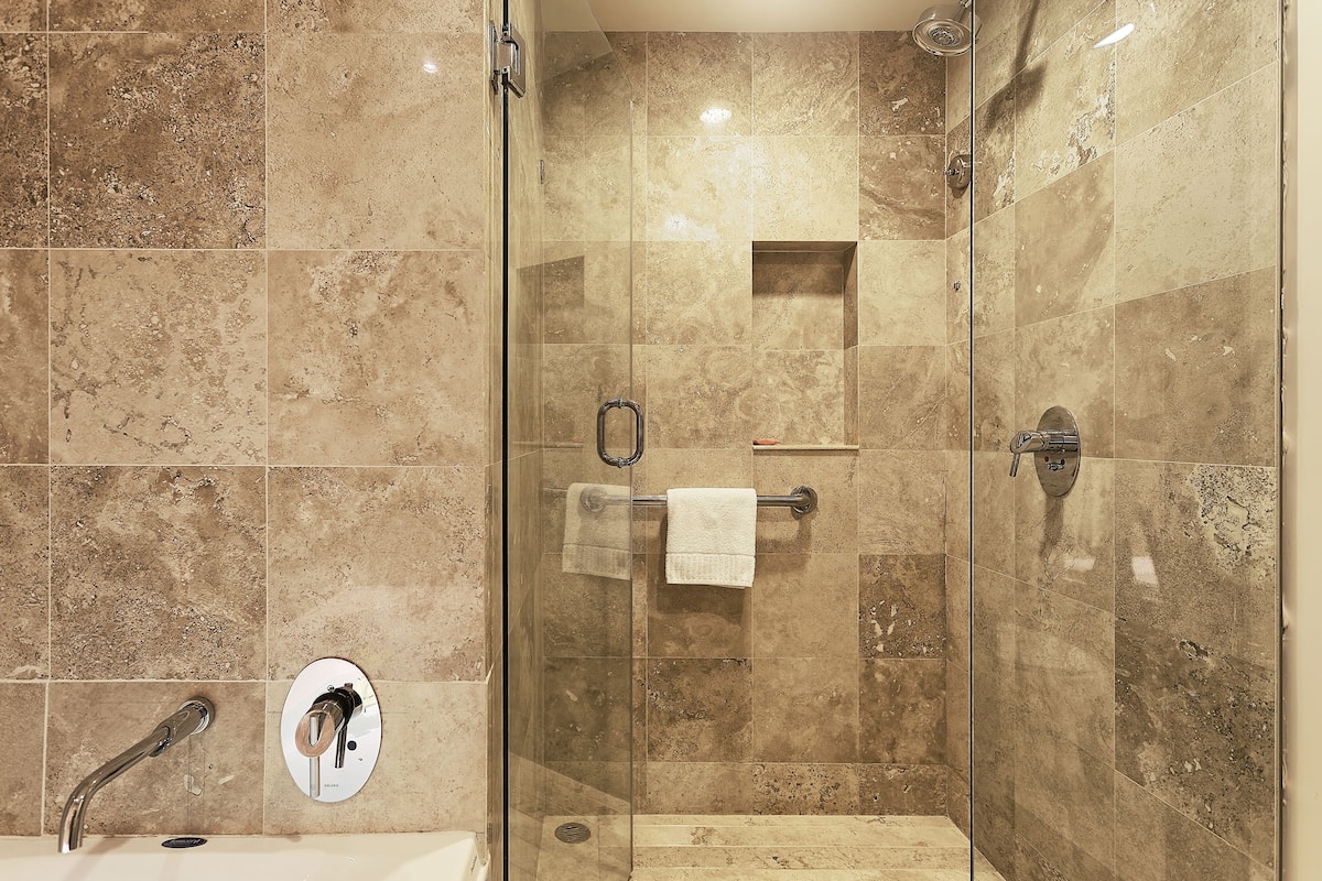 Shower, rainfall showerhead, free toiletries, hair dryer