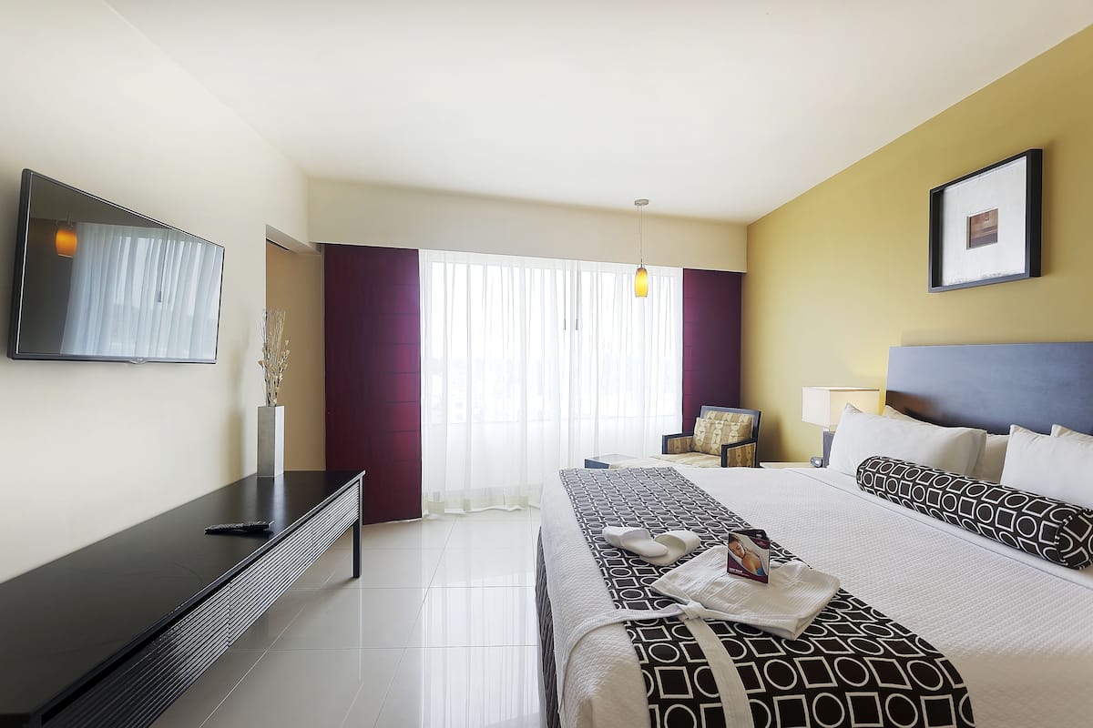Junior Suite, 1 King Bed | Premium bedding, minibar, in-room safe, desk