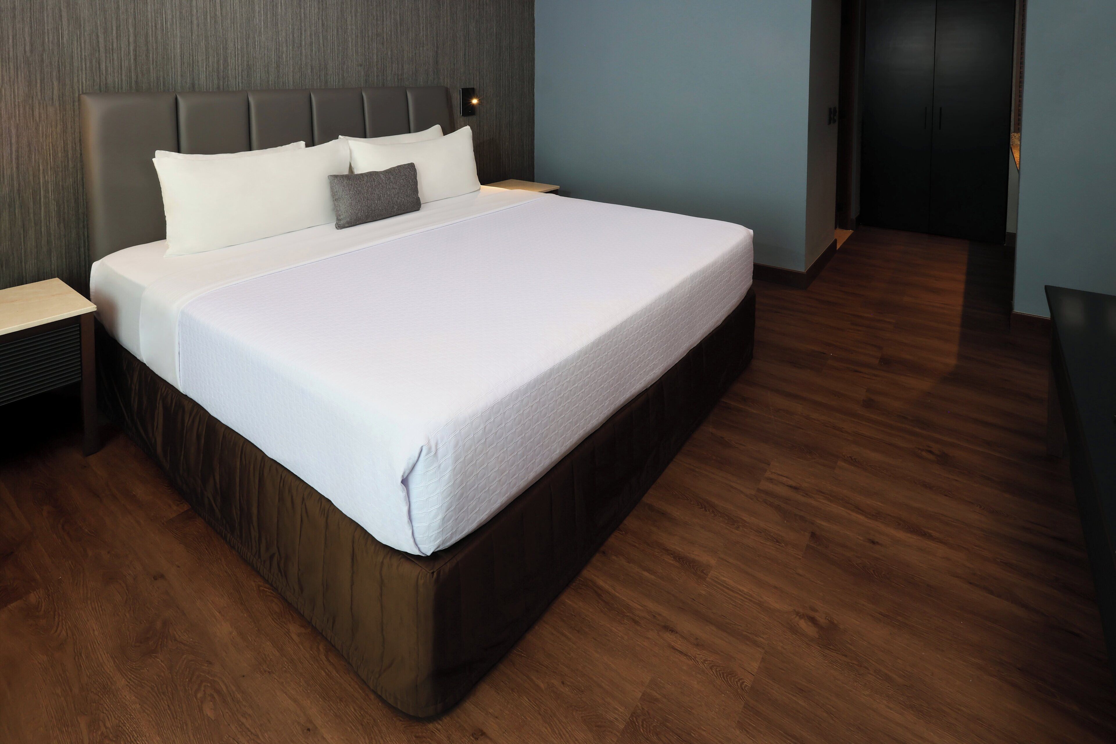 Standard Room, 1 King Bed | Premium bedding, minibar, in-room safe, desk