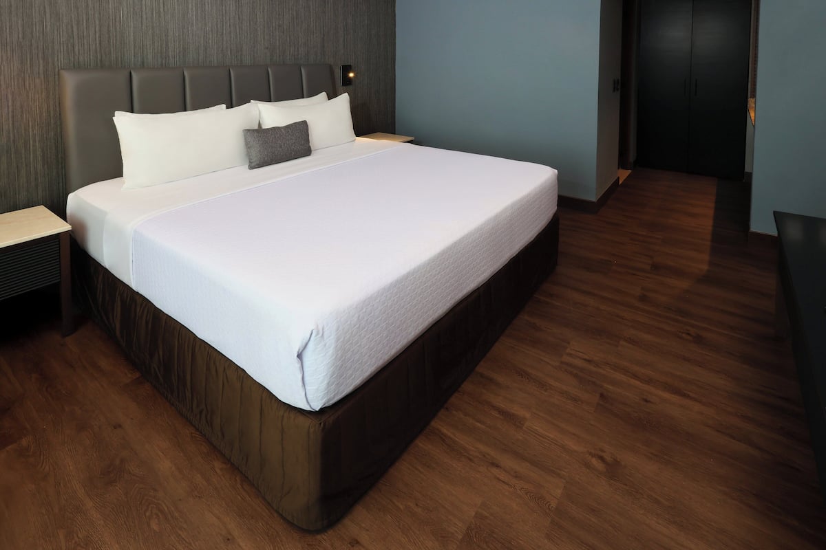 Standard Room, 1 King Bed | Premium bedding, minibar, in-room safe, desk