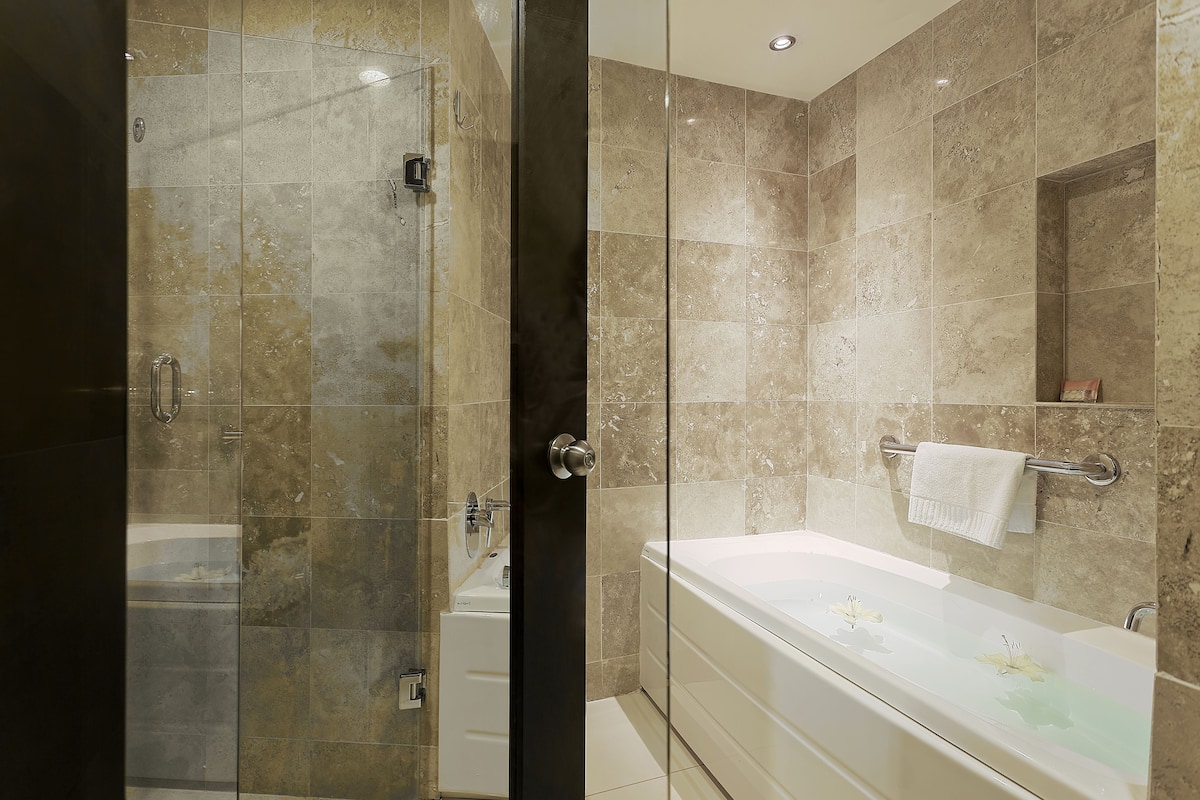 Douche, douche à « effet pluie », articles de toilette gratuits