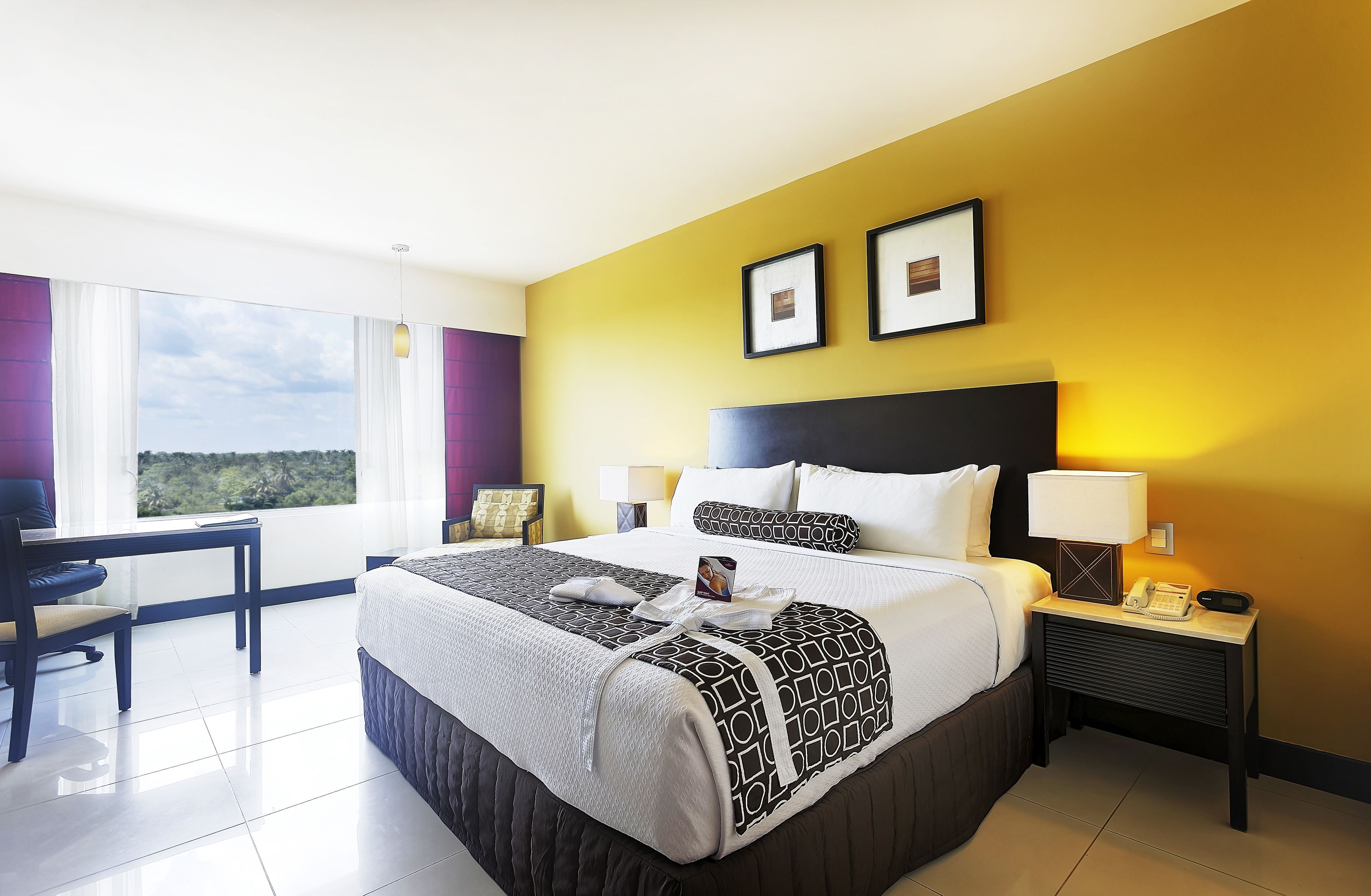 Standard Room, 1 King Bed, Club lounge access | Premium bedding, minibar, in-room safe, desk