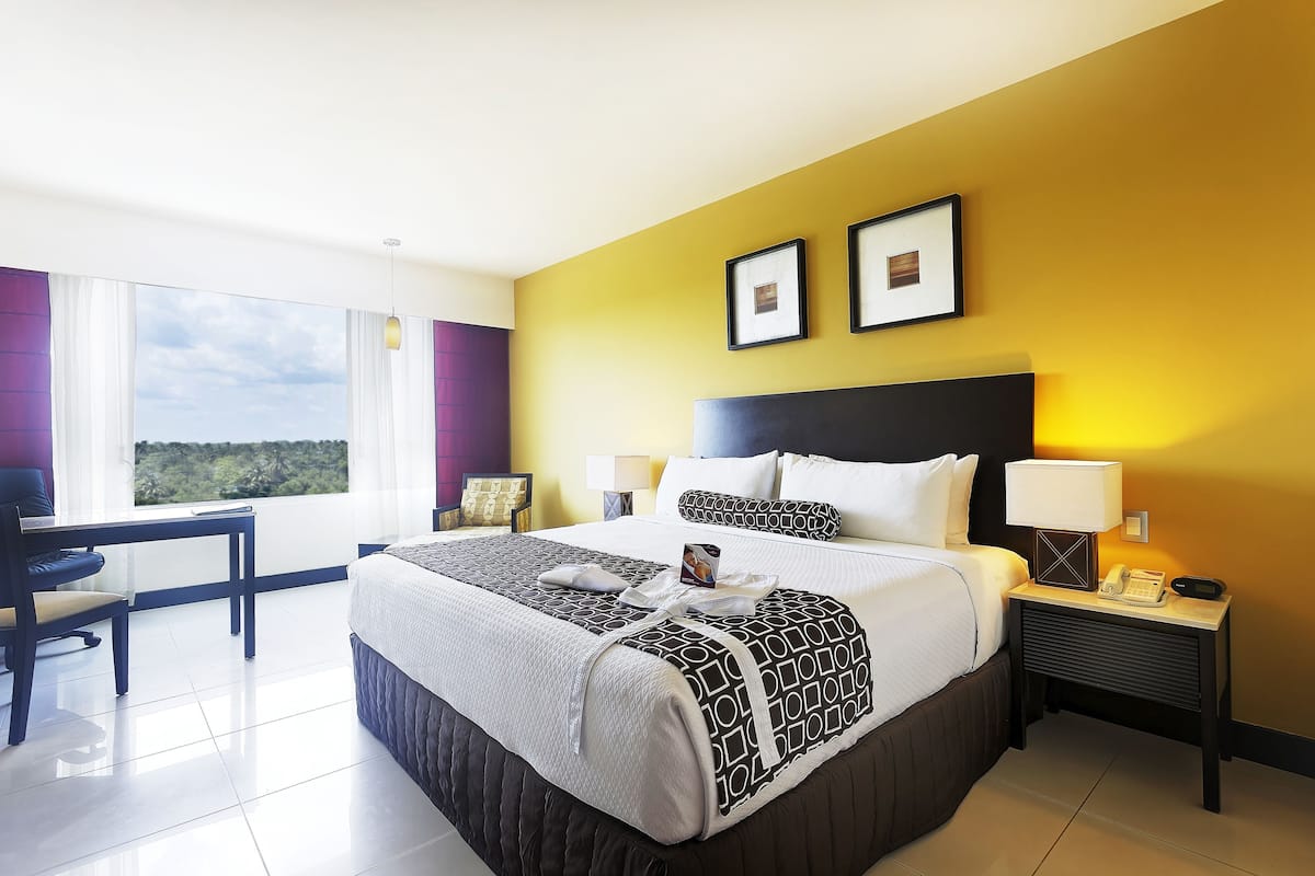 Standard Room, 1 King Bed, Club Lounge Access | Premium bedding, minibar, in-room safe, desk