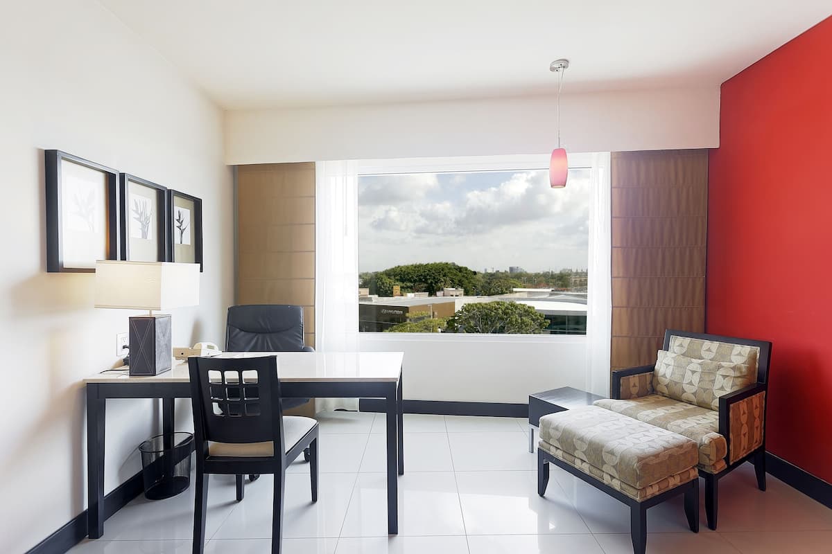 Standard Room, 1 King Bed | Premium bedding, minibar, in-room safe, desk