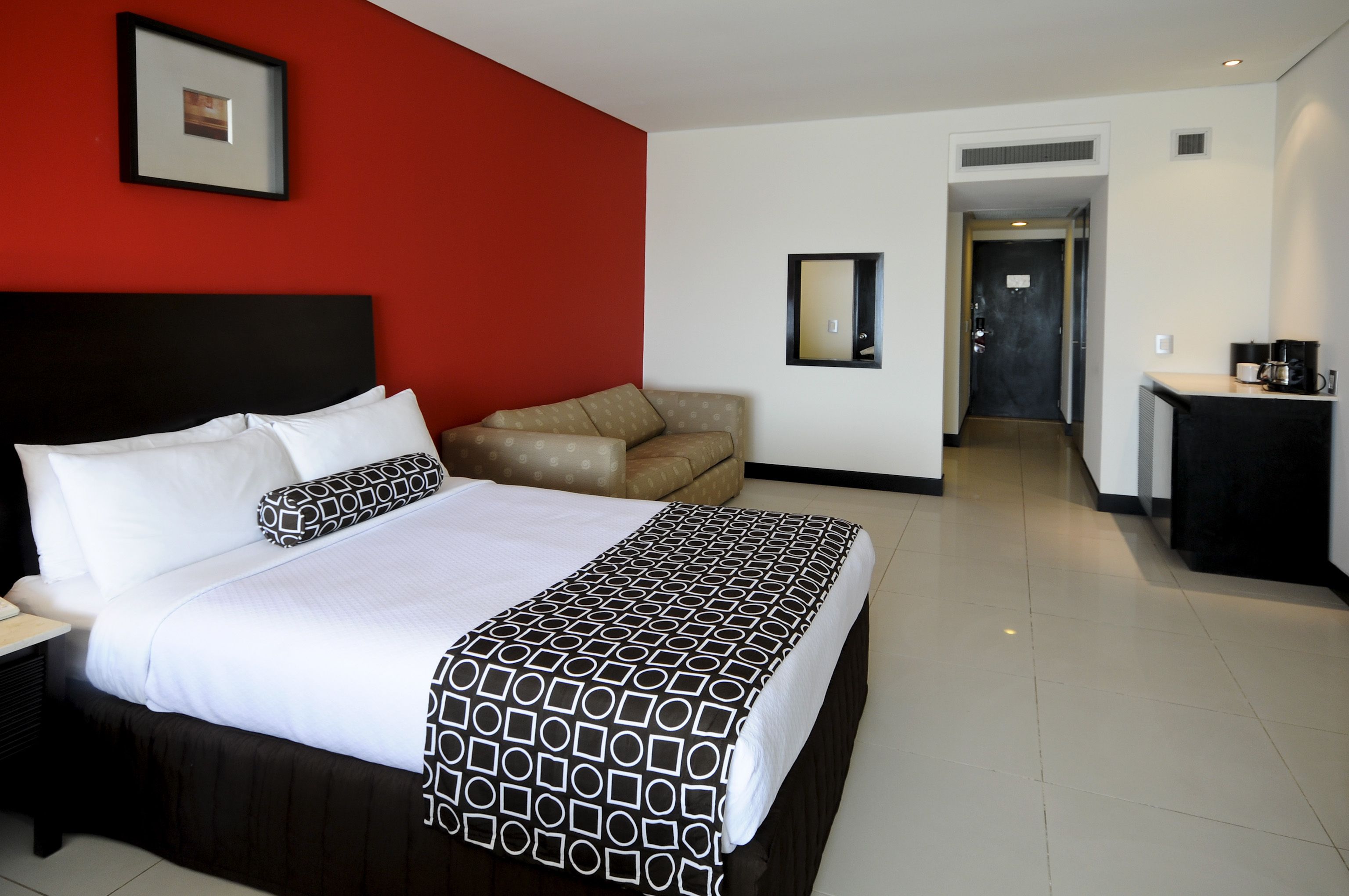 Standard Room, 1 King Bed, Accessible | Premium bedding, minibar, in-room safe, desk