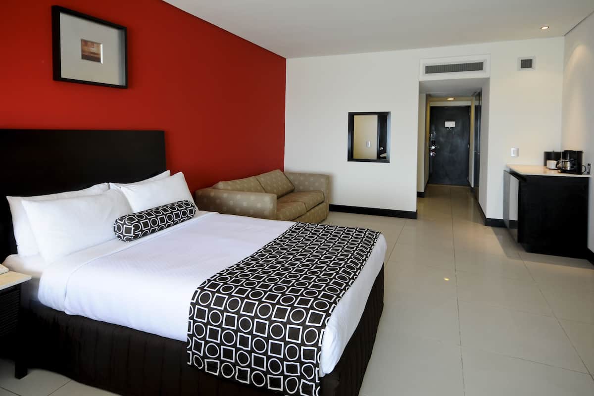 Standard Room, 1 King Bed, Accessible | Premium bedding, minibar, in-room safe, desk