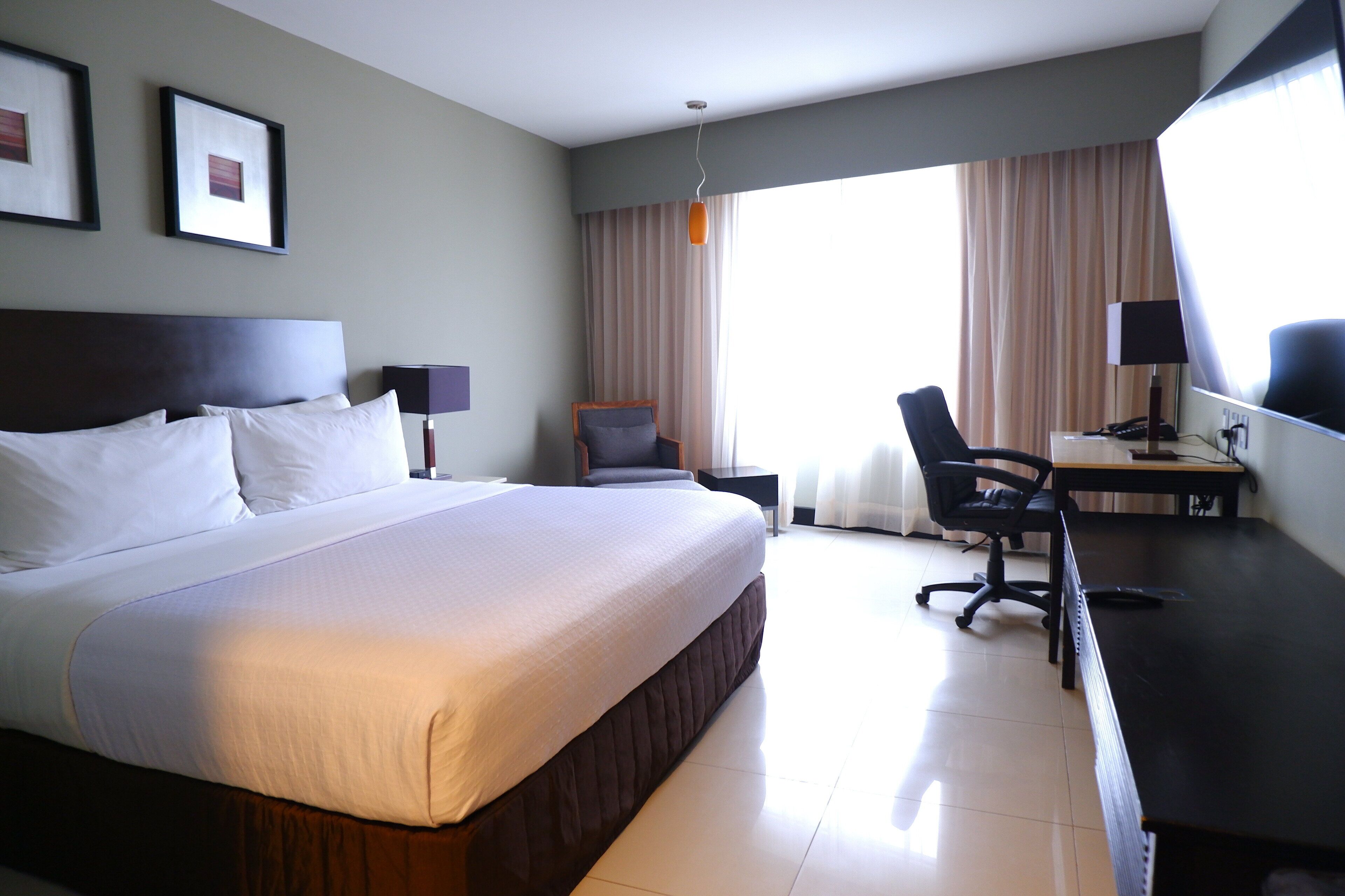 Standard Room, 1 King Bed | Premium bedding, minibar, in-room safe, desk