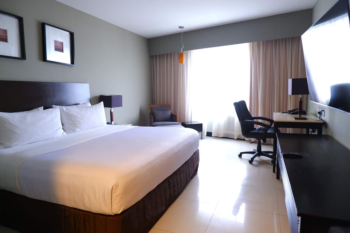 Standard Room, 1 King Bed | Premium bedding, minibar, in-room safe, desk