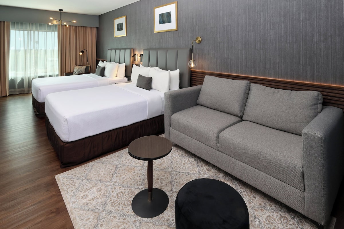 Suite Junior, 2 grands lits (Crowne) | Literie de qualité, minibar, coffre-fort, bureau