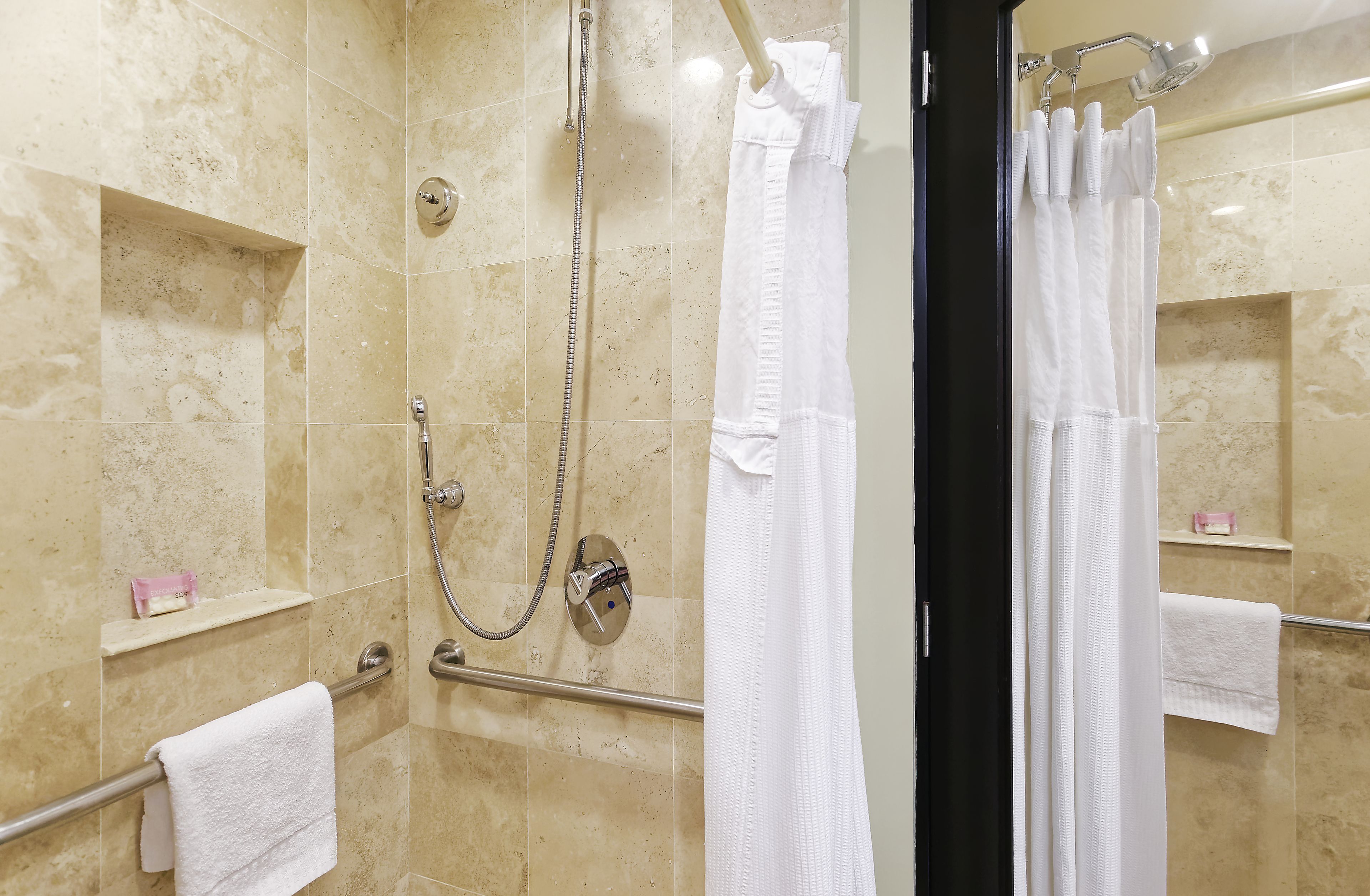 Chambre Standard, 1 très grand lit, accès au salon club | Salle de bain | Douche, douche à « effet pluie », articles de toilette gratuits