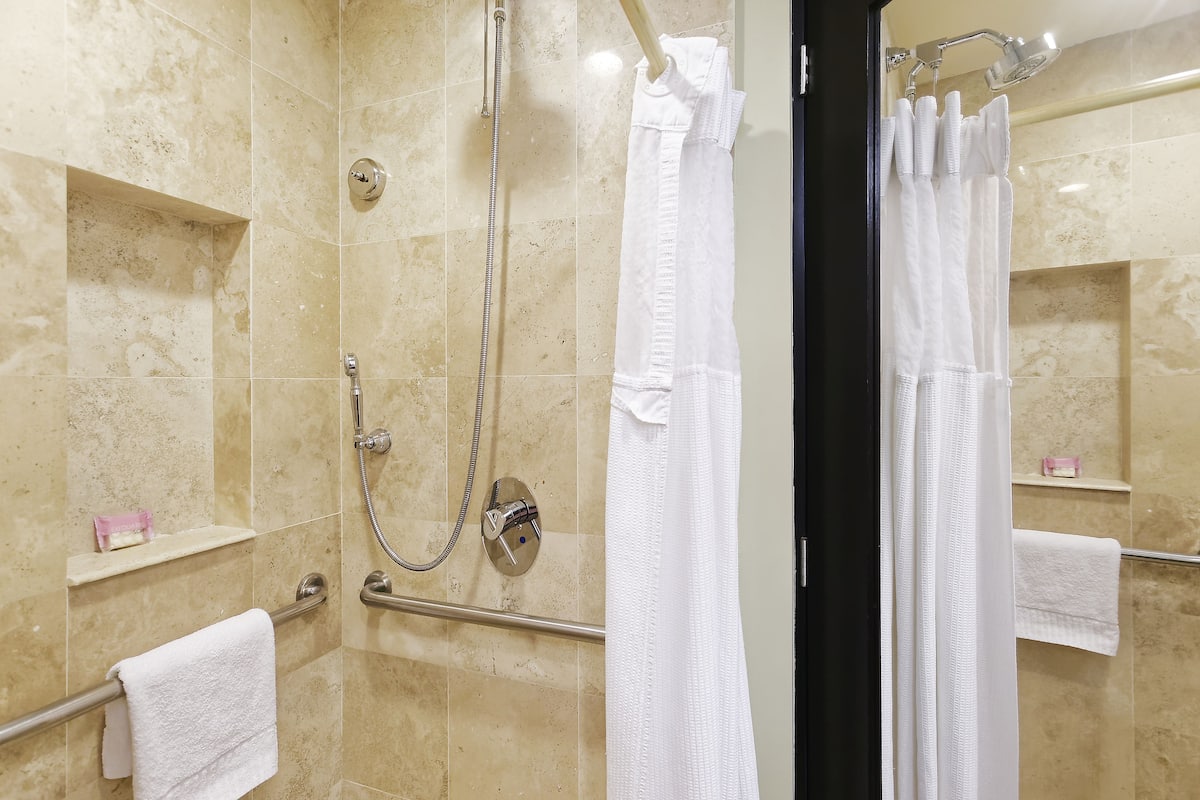 Chambre Standard, 1 très grand lit, accès au salon club | Salle de bain | Douche, douche à « effet pluie », articles de toilette gratuits