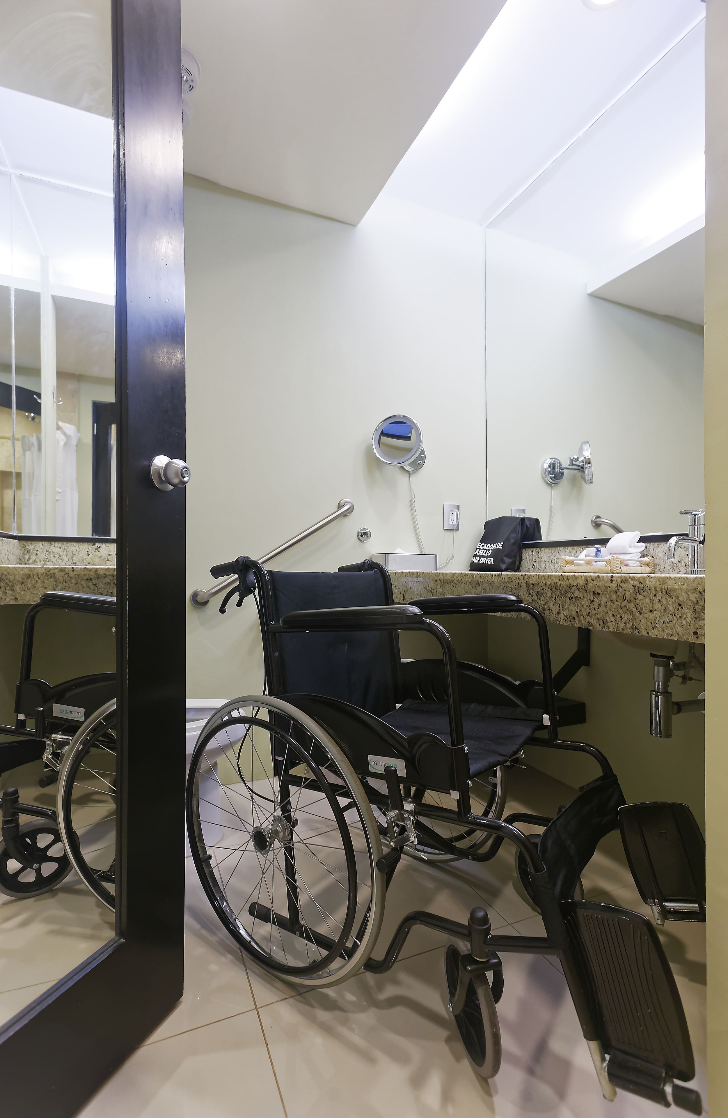 standard room, 1 king bed, club lounge access | bathroom | shower, rainfall showerhead, free toiletries, hair dryer