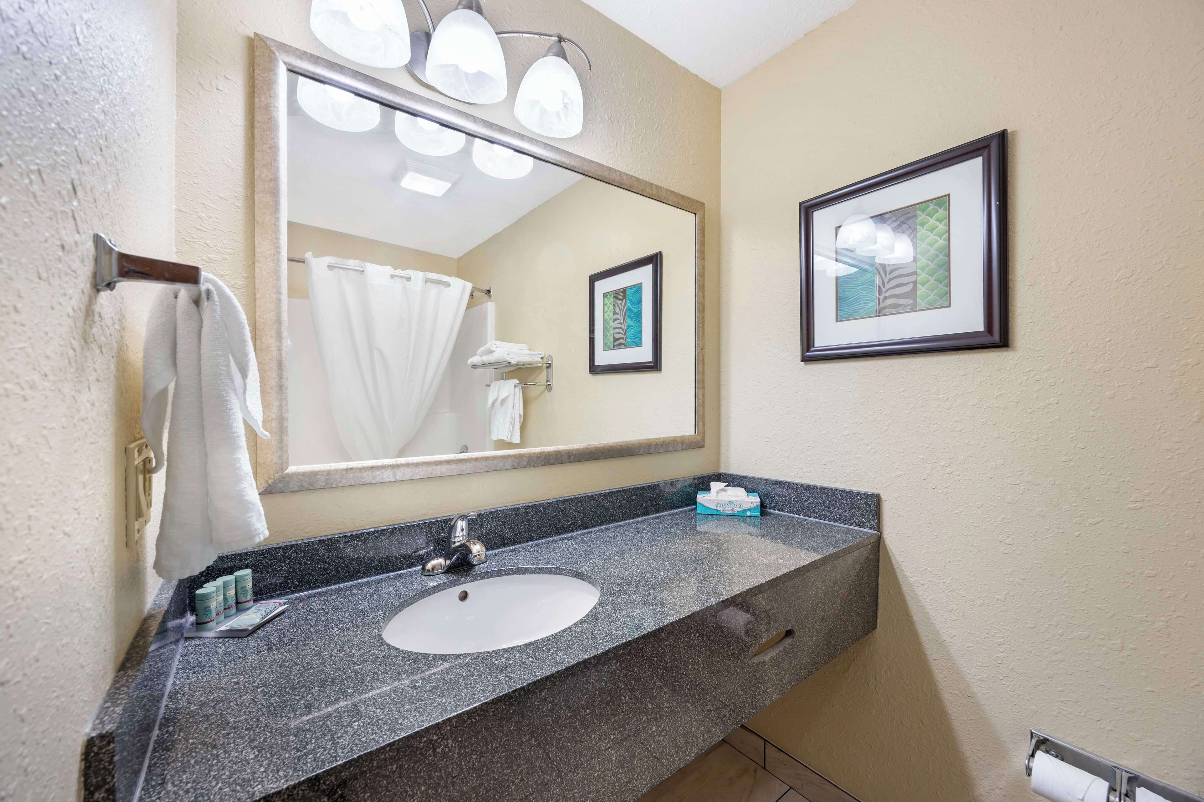 deep-soaking bathtub, hydromassage showerhead, free toiletries