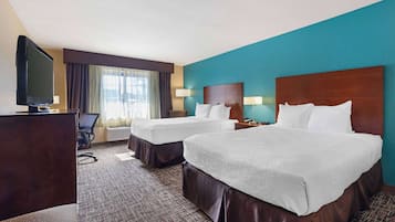 Habitación estándar, 2 camas de matrimonio, accesible para personas con discapacidad, bañera | 1 dormitorio, ropa de cama de alta calidad, escritorio y cortinas opacas