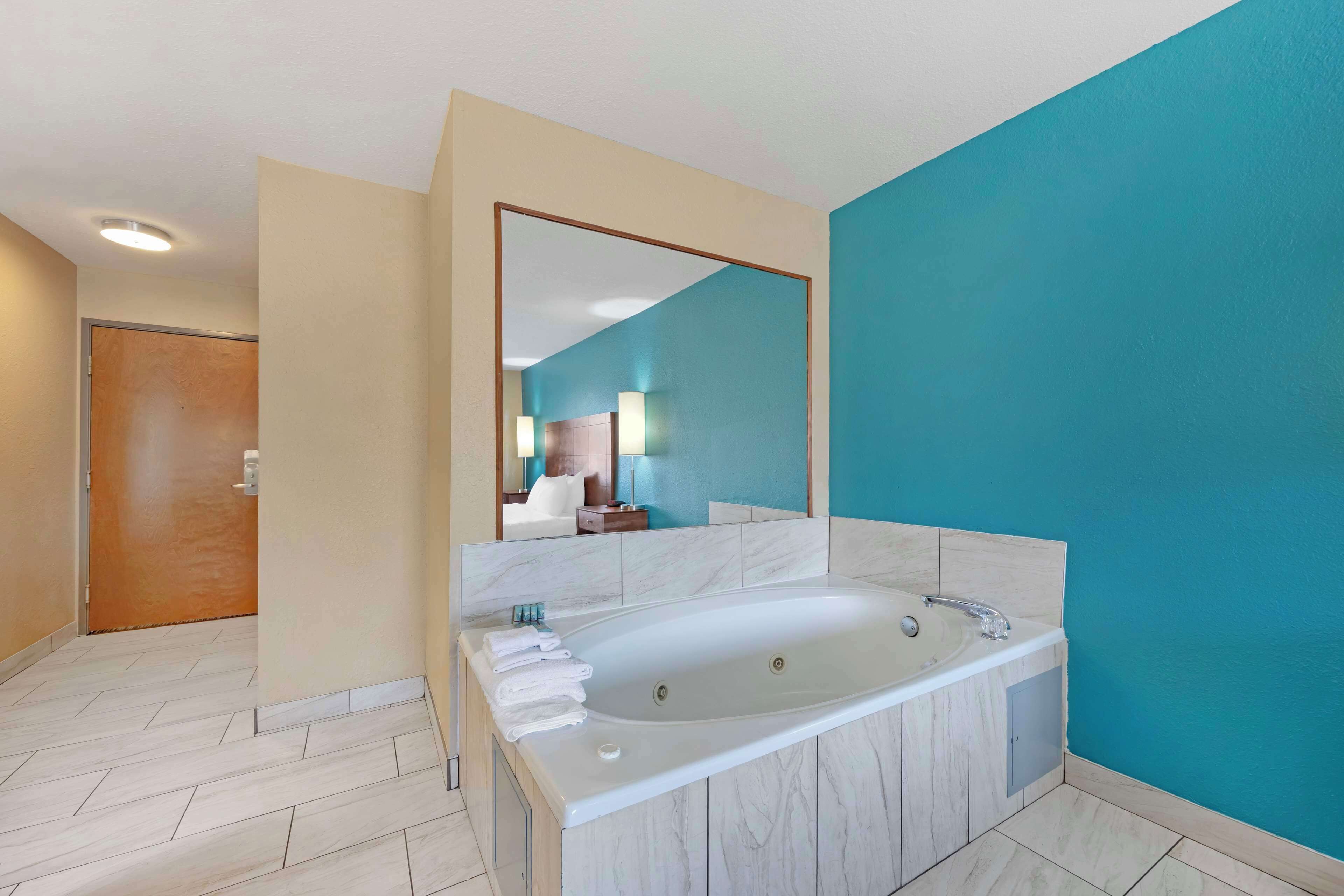 standard room, 1 king bed, non smoking, jetted tub | premium bedding, desk, blackout curtains, iron/ironing board