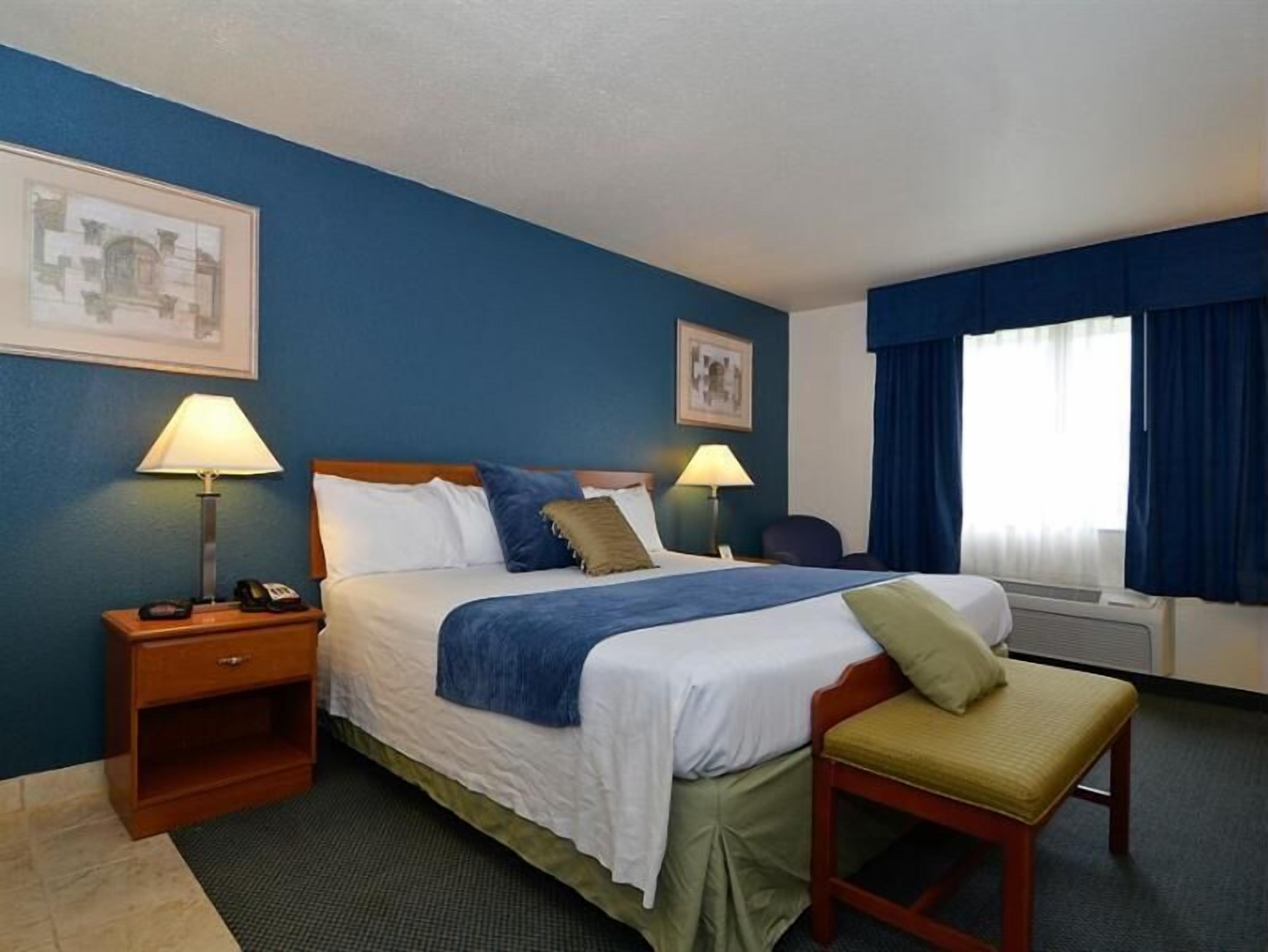 1 bedroom, premium bedding, desk, blackout drapes