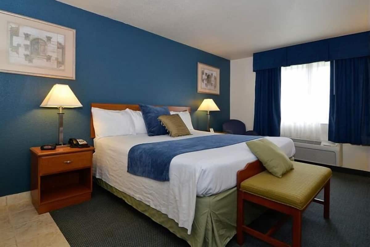 1 bedroom, premium bedding, desk, blackout drapes