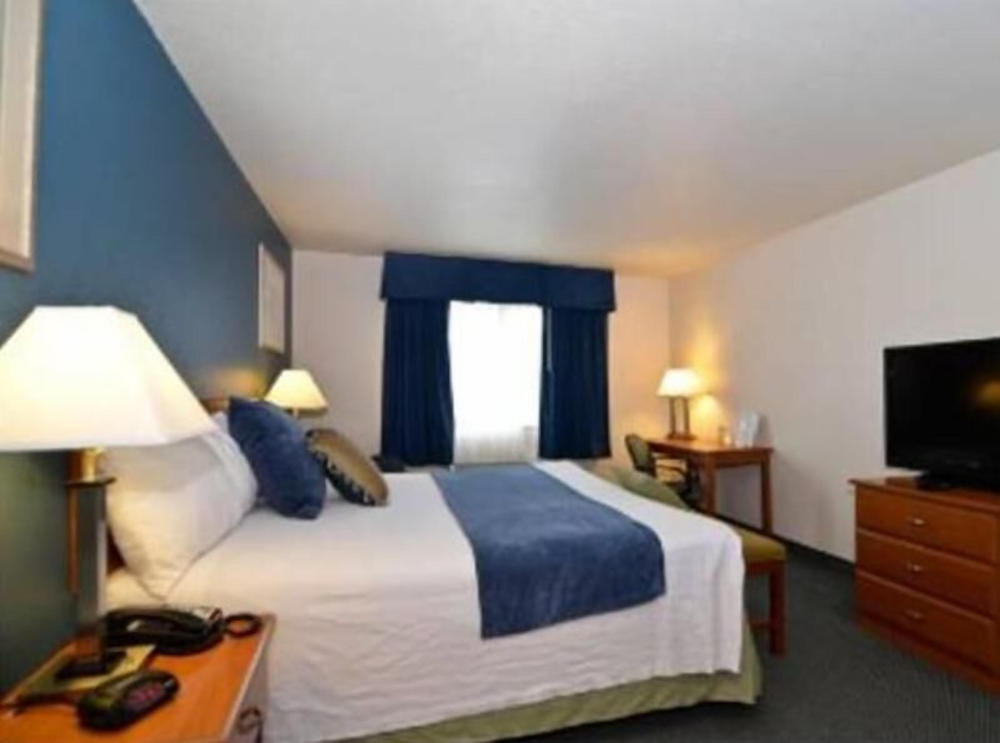 1 bedroom, premium bedding, desk, blackout drapes