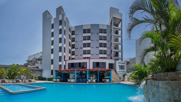 A modern hotel with a pool area, including a bar and lounge seating. - WinMeier Hotel & Casino (Chiclayo)