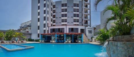 Piscine extérieure, chaises longues