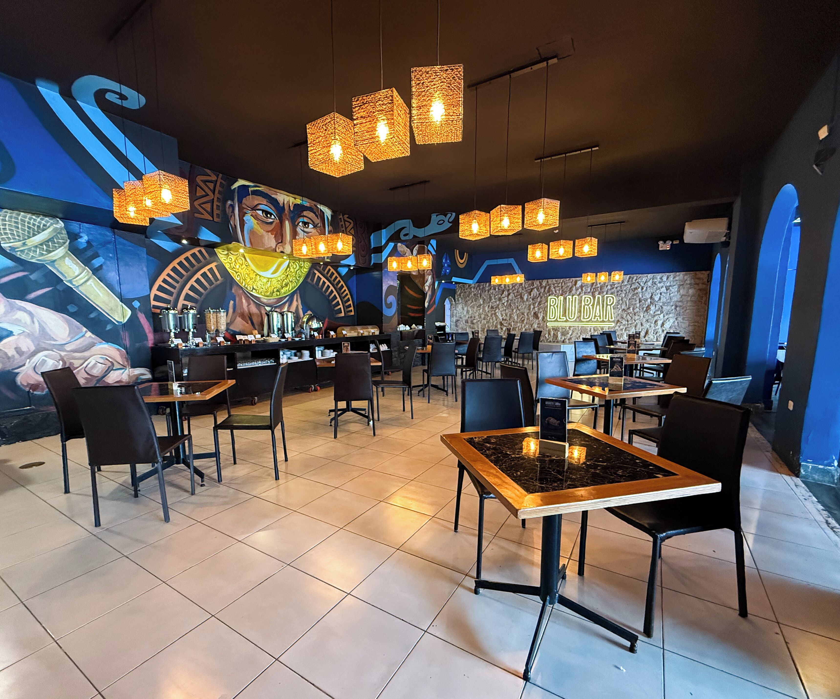 2 restauranter, frokost, lunsj og middag serveres, peruanske retter