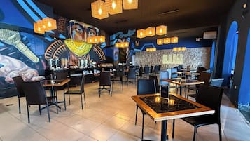 2 restaurantes; se sirven desayunos, almuerzos, cenas y cocina peruana