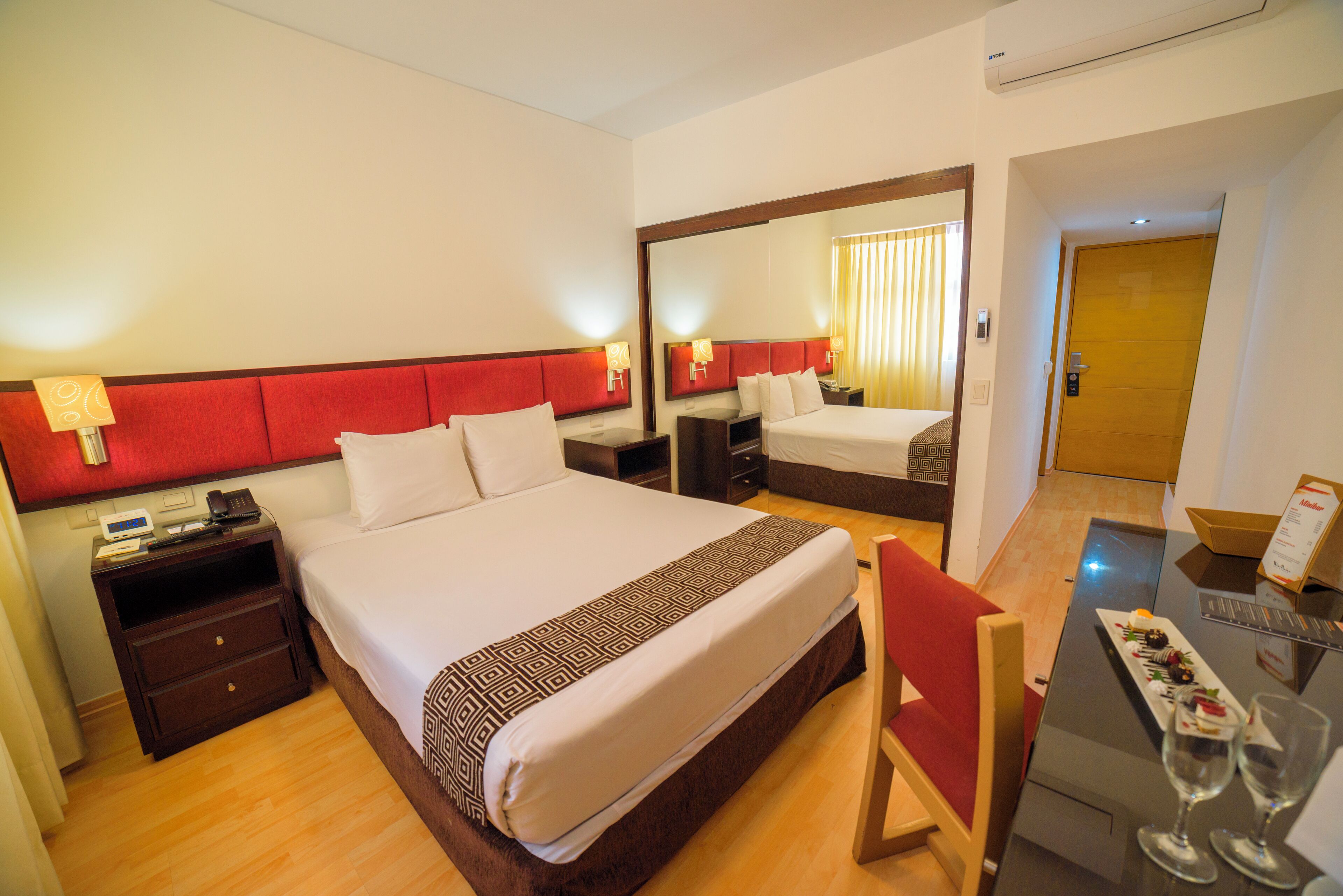 single room | premium bedding, minibar, in-room safe, desk