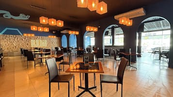 2 restaurants, breakfast, lunch, dinner served; Peruvian cuisine