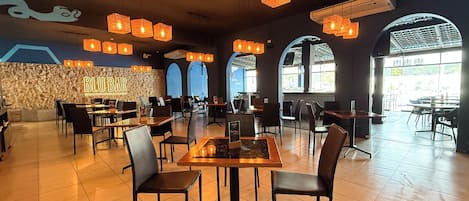 2 restaurants, breakfast, lunch, dinner served; Peruvian cuisine