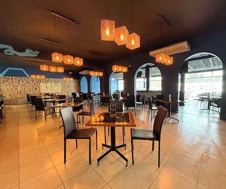 2 restaurantes; se sirve desayuno, almuerzo y cena; cocina peruana