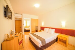 Ropa de cama de alta calidad y minibar 