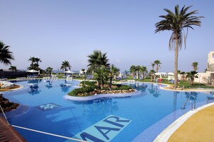 室内游泳池，2 室外游泳池，池畔遮阳伞，日光浴躺椅