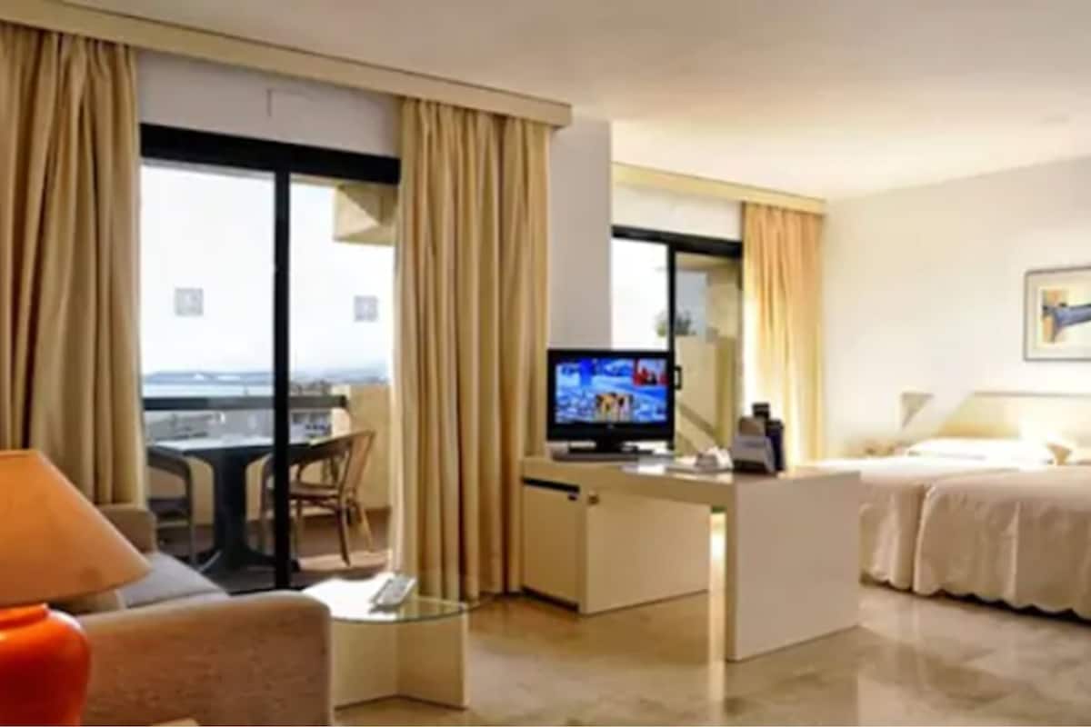 1 sovrum, minibar, värdeförvaringsskåp på rummet och skrivbord