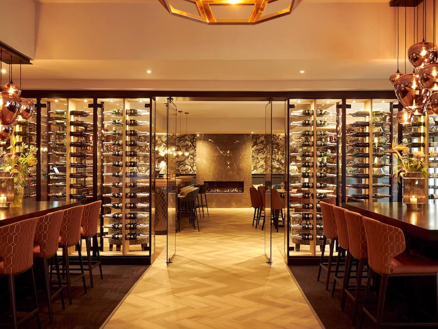 Phục vụ bữa sáng, bữa trưa, bữa tối, dùng bữa ngoài trời