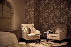 Luxury Suite | Desk, laptop workspace, free WiFi, bed sheets