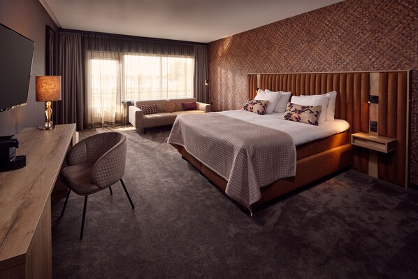 Desk, laptop workspace, free WiFi, bed sheets